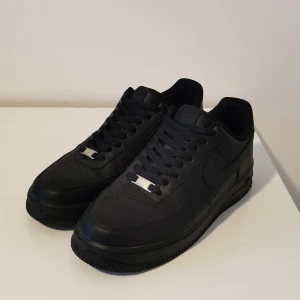 Black Air Force 1 - Hej säljer mina black air force 1 för dom va för små. Har använts ungefär 3 gånger utomhus annars inga fel med dom. 
