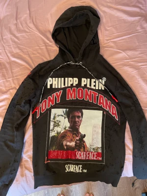 Philipp Plein Tony Montana Hoodie - Knappt använd Philipp Plein Hoodie som inte går att köpa mer, som nyskick, ingen pärla har trillat av, kvitto och box medföljer ! 