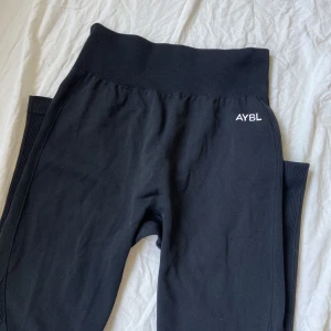 Aybl seamless träningstights - Ett par svarta seamless träningstights från Aybl, väldigt sparsamt använda och i fint skick :)