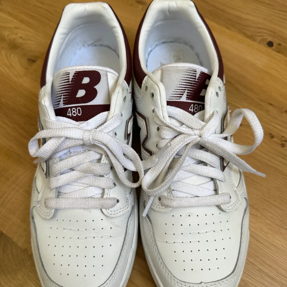 Supertjusiga sneakers från New Balance i storlek 39,5 (men små! Passar upp till 39 skulle jag säga).  Använda Max 3 gånger, insett att de är lite för stora för mig tyvärr!  Nypris 1100  Jag står för frakten! . Skor.