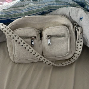 Noella väska  - Vit noella väska i skinn, mycket bra skick! Superbra väska som får plats med mycket! Köpt för 849 på noellas hemsida.