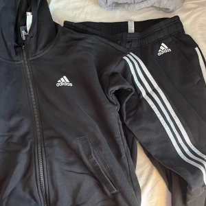Mjukis dress - Äkta adidas mjukis dress. Bara använt en gång. Bra skick. 