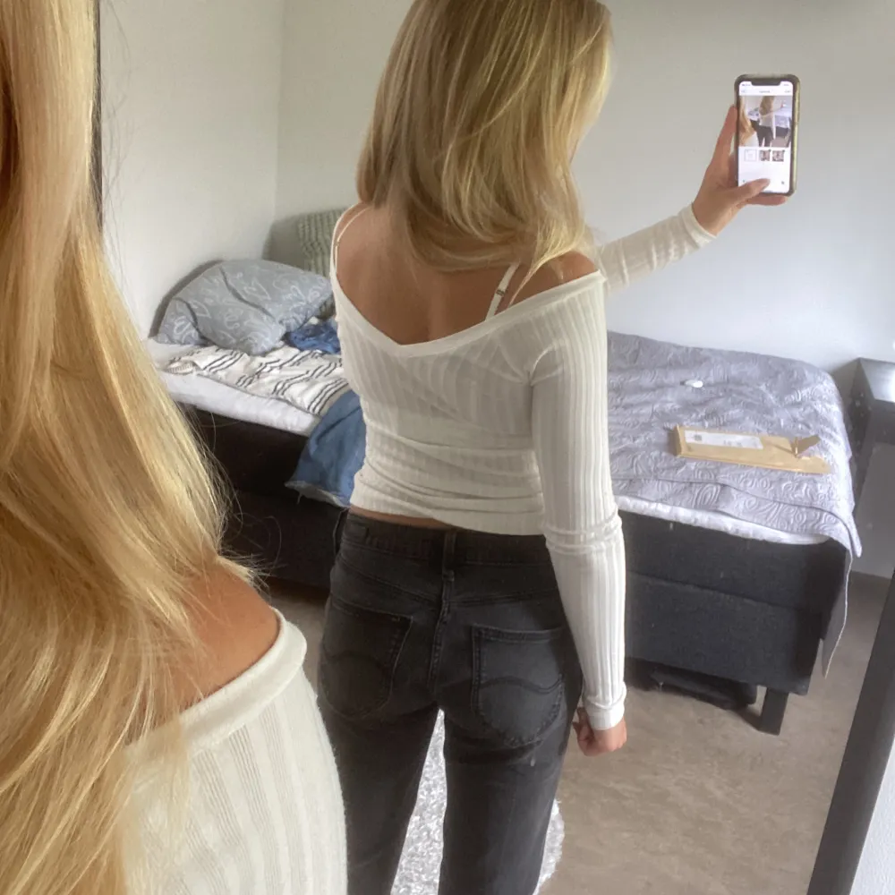 Superfin offshoulder/V-ringad topp från Zara! Använd några gånger. Storlek S💓. Toppar.