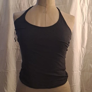Halterneck topp - Str. 36. För mer info skicka pm. Pris är diskuterbart vidsnabbaffär. 💖 Köparen står för frakten. Ansvarar inte för paketet under frakt. 