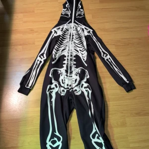 Skeleton onepiece  - En skit häftig onepiece smått använd passar mig men är oversized (jag är 183cm) 