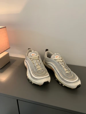 Nike air Max 97 - St 44.    Använt skick så lite små skador här och där.   Låda till kommer Priset förhandlingsbart