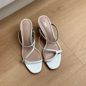 Vita ZARA sandaler - Storlek 39