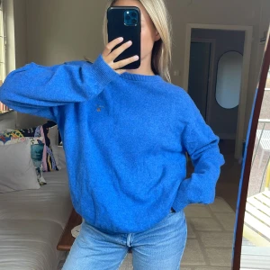 Stickad tröja från GANT - Blå stickad tröja från gant, oversized 🩷 storlek 2XL, jag är vanligtvis en storlek S!