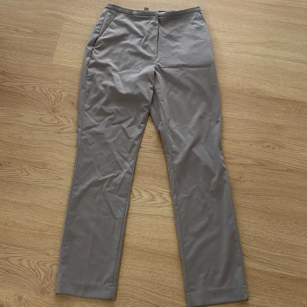 Ljusgråa kostymbyxor från H&M i en rak modell❤️‍🩹 aldrig använda, storlek 38 . Jeans & Byxor.
