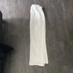 Linnebyxa - Ett par helt oanvända linnebyxor i storleken 32 Originalpris 699kr