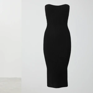 Tubklänning från Gina Tricot - Superfin och figursydd oanvänd tubklänning från Gina tricot i svart. Passar xs och S, mjukt material men sitter smickrande!🖤