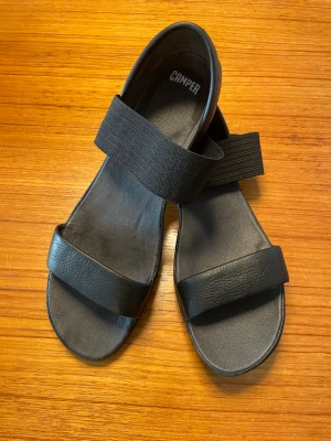 Camper sandaler Right Nina stl 40 - I princip som nya, provgått men för smal fram för min lite bredare fot tyvärr. 1299kr nypris, fortfarande i handeln nu.