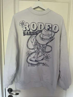 Sweatshirt  - Super skön sweatshirt från Berskha 💘 säljer då de inte är min stil längre💘 storlek 36💘 pris: 50kr+ frakt💘