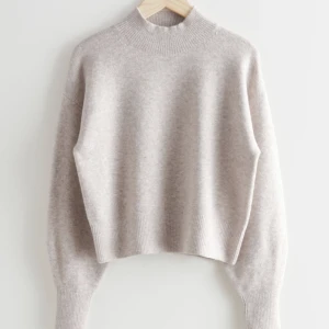 Stickad Tröja - Stickad Tröja ifrån &otherstories i färgen Beige Melange. Använder inte längre. Storlek S, nypris 390kr