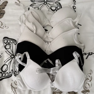 Bh - Dom är använda men är i bra skick. 65A och 65AA och det är en av dom minsta storlekarna som finns. 💗50kr för alla 💗 Kan mötas i Gullspång. Skriv om du har fler frågor eller om du vill ha mer bilder på sakerna 💗