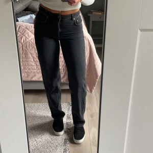 Jeans  - Jeans från NA-KD som jag köpte i höstas från Ida Carlssons kollektion. 