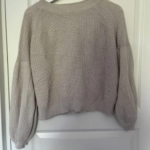 Stickad tröja  - Beige skön stickad tröja som passar till allt💘 nypris:350kr💘 storlek 38💘 pris: 40kr+ frakt💘