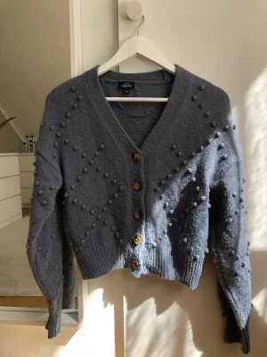 Stickad kofta - Blå stickad kofta med superfina knappar💕Priset går att diskutera. Storleken är xs men passar mig som vanligtvis bär s.