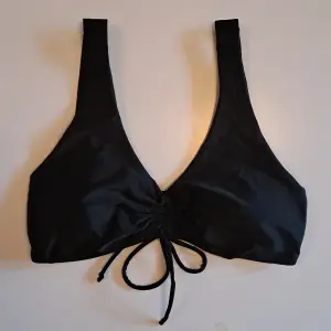 Säljer denna super söta svarta bikini topp/överdelen💕. Jätte stretchigt material och går att dra in, samt öka storleken där fram!💗💕