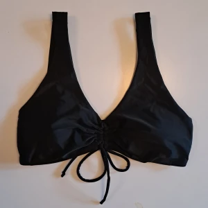 Bikini - Säljer denna super söta svarta bikini topp/överdelen💕. Jätte stretchigt material och går att dra in, samt öka storleken där fram!💗💕