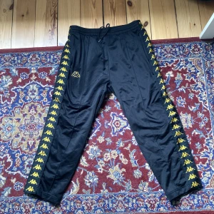 Kappa trackpants - Ett par kappa trackpants i storlek S. 