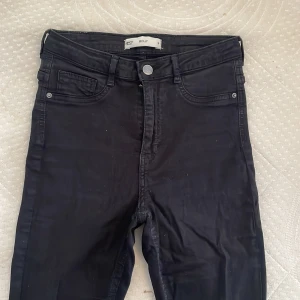 Molly jeans - Skinny jeans från Gina i modellen Molly, storlek M, Frakt tillkommer 🙌 Paketpris är möjligt. Kolla in andra kläder i profilen så fixar vi en super deal 🥰