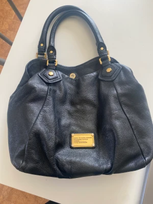 Marc jacobs - marc jacobs väska. Fläckar inuti på tyget. I övrigt fint skick. 