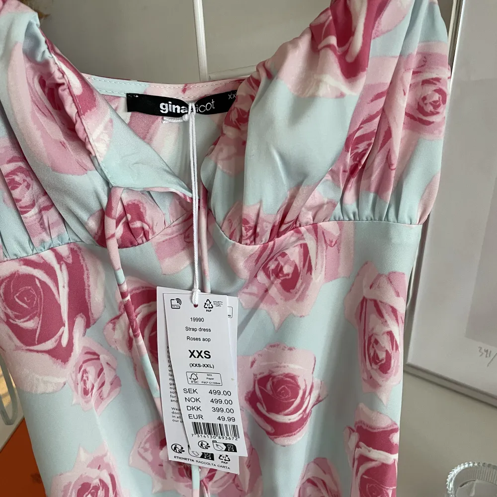 Blommig klänning från Gina tricot som aldrig använts. Prislappen är kvar. Storlek XXS. Nypris 499. . Klänningar.