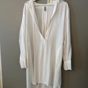 Skjortklänning  - Skjortklänning i en modell där den är lite längre baktill än framtill. Jag är en xs/s å tog denna i storlek L för en mer oversized fit och har funkat perfekt till stranden för att bara ha något å kasta på sig. Fint skick (frakt tillkommer)