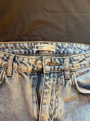 Blåa jeans - Används tyvärr aldrig och då blir det säljning på dom. Sitter väldigt fint i midjan och har hål på knäna. 