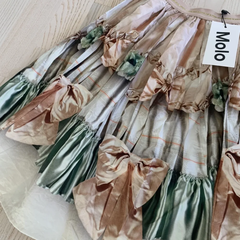 Underbar kjol från MOLO Mönster av stora rosetter Guldresår i linningen  Vid modell  Oanvänd med etiketten kvar . Kjolar.