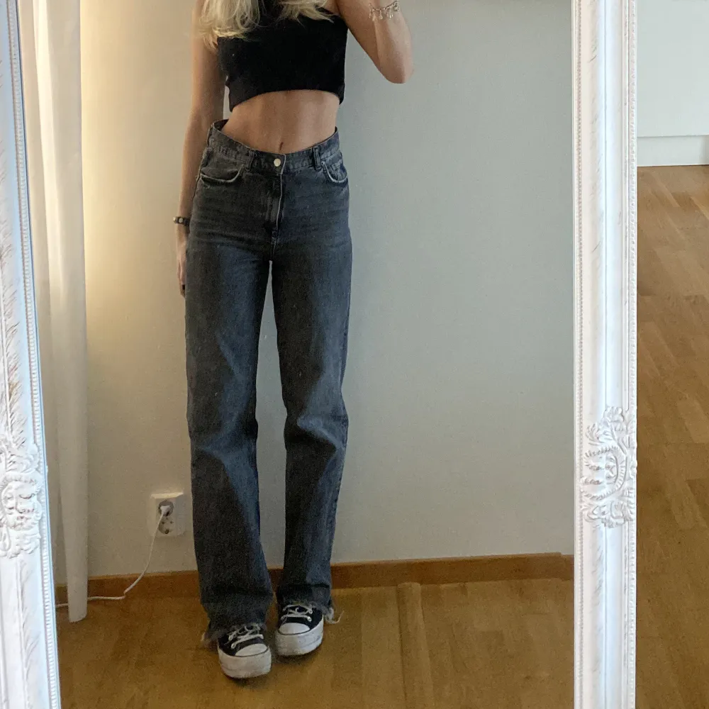 Snyggaste jeansen från Zara i strl 38, jag är 175 cm ❤️. Jeans & Byxor.