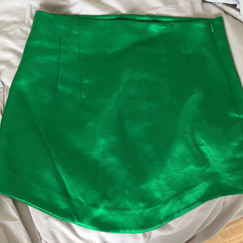 supersöt grön glansig kjol från zara! köpte för två år sedan men använd fåtal gånger. Kjolen är inte stretchig men den har en dragkedja på sidan. Storlek S och midjemått 72cm🤍🤍🤍. Kjolar.