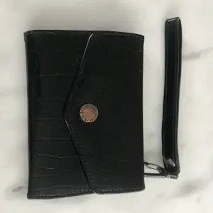 Plånbok i fake ormskinn, har en cool bild på innsidan! Använd en del men har inga synliga skador🌱 Många små praktiska fickor🌹