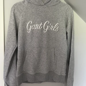 Gant girl hoodie - Super fin hoodie knappast använd i bra skick❤️