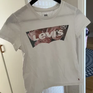 Levis T-shirt  - Fint skick.