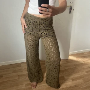 Spetsbyxor - Byxor i virkad spets från h&m! Storlek 38 på byxorna. Jag är 167, de är lite stora på mig💖Jag har på mig ett par shorts under🎀