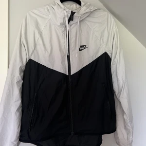 Nike jacka  - Super fin Nikejacka. Använd men i bra skick. Lite defekter nere på en arm, därför billigt pris❤️