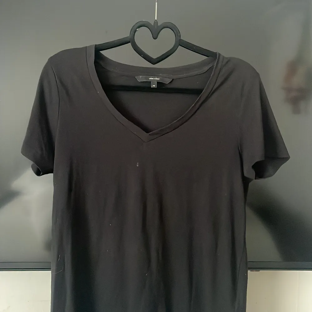 T-shirt från veromoda Storlek xs  Frakt tillkommer 🙌 Paketpris är möjligt. Kolla in andra kläder i profilen så fixar vi en super deal 🥰. T-shirts.