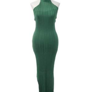 Säljer en grön ribbad klänning från Ginatricot i strl L. Underklänning medföljer. Hämtas i Sundbyberg eller skickas med spårbar frakt mot fraktkostnad.