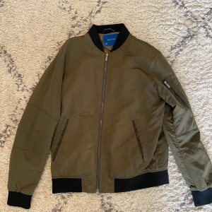 Bomberjacka  - Zara i stl L 