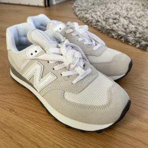 Helt nya New Balance sneakers - Supersnygga och helt nya sneakers från New Balance stl 38!✨   Nypris 1245kr, säljer då de är för små för mig!