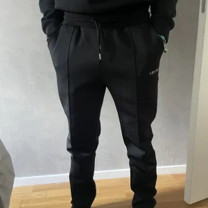 Les deux byxor  - Säljer mina les deux byxor i storlek S. Byxorna är relativt nya och är bra skick 