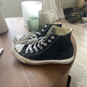 Converse - Säljer mina svarta converseskor i stl 38. 