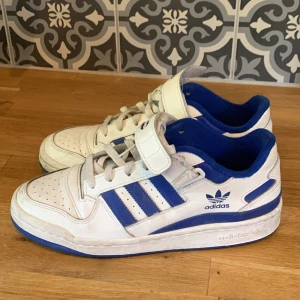 Addidas orignials - Sälj för att de är för små Låda finns med