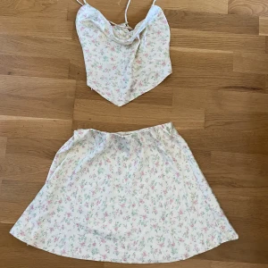 kjol-top-set - ett superfint set med kjol och topp i silkesmaterial. toppen har knytning i ryggen. säljs för 300kr tillsammans eller 200kr för kjolen och 150kr för toppen om man bara köper ett av plaggen💕 toppen passar XS-S medan kjolen passar alla upp till M🫶