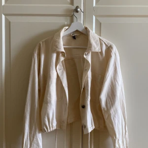 Tunn beige jacka - Tunn beige jacka som passar till nästan allt om man bara vill ha något tunt över.🧥Jackan är endast använd någon gång, alltså är den i nyskick. Hör av dig vid frågor eller funderingar. Ta hand om dig!💌