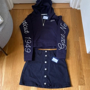 Tröja och jeanskjol, Gant! Helt nya! - Tröja med luva, storlek 170. Nypris: 899:- (prislapp sitter på!) säljes för 500:-  Jeanskjol, storlek 170. Nypris 799:- (prislapp sitter på) säljes för 400:-  Paketpris för kjol och tröja, 800:-