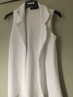 Vit skjorta  - En jättefin vit skjorta typ väst. Den e helt ny oanvänd. 