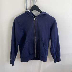 Marqy zipup hoodie i färgen marinblå i använt skick, storlek JR 146/152